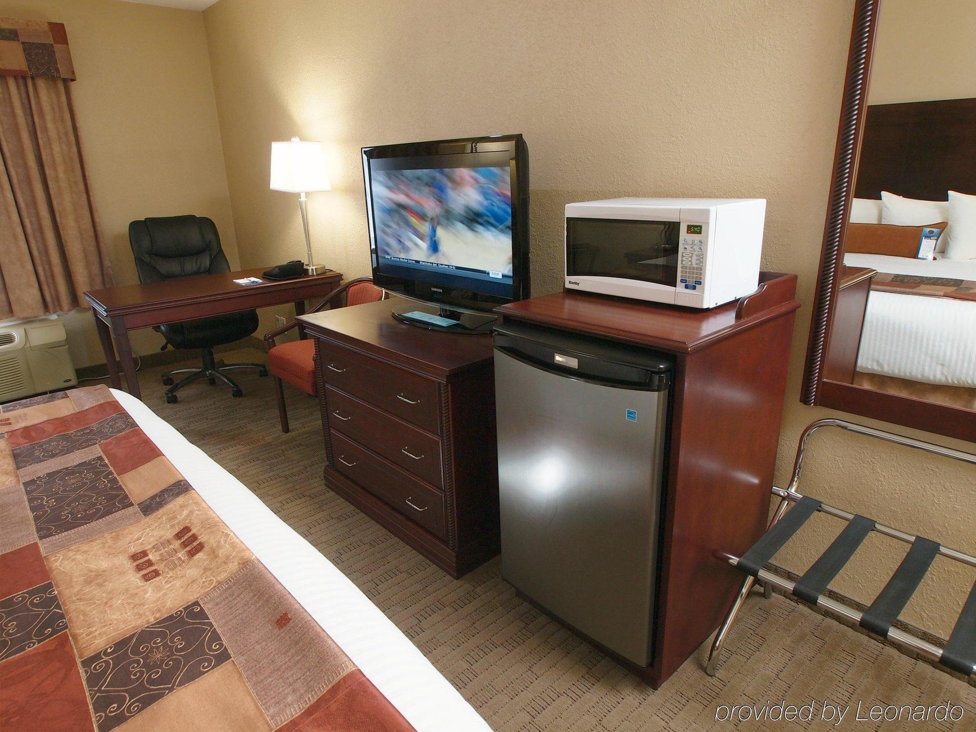 Best Western Plus Pembina Inn & Suites Уинипег Екстериор снимка